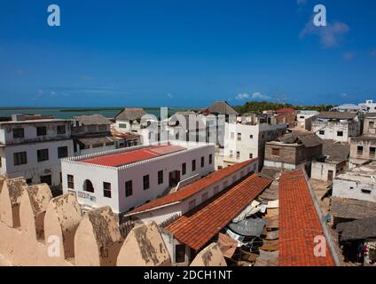 Hochwinkelansicht der Altstadt mit Steinhäusern, Lamu County, Lamu, Kenia Stockfoto