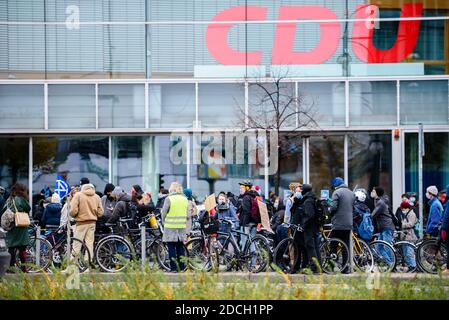 Berlin, Deutschland. November 2020. Deutschland, Berlin, 21. November 2020: Aktivisten sind vor dem Konrad-Adenauer-Haus, dem CDU-Bundesamt, bei einer Radtour für einen klimafreundlichen verkehrspolitischen Wandel und gegen die Räumung des Dannenroeder-Waldes in Hessen zu sehen. Umweltgruppen fordern einen sofortigen Stopp des Baus der geplanten Autobahn A49 sowie den laufenden Polizeieinsatz der Räumungen von Aktivisten im Zuge der Abholzung des Dannenroeder Waldes. (Foto: Jan Scheunert/Sipa USA) Quelle: SIPA USA/Alamy Live News Stockfoto