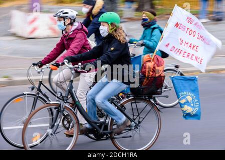 Berlin, Deutschland. November 2020. Deutschland, Berlin, 21. November 2020: Aktivisten sind vor dem Konrad-Adenauer-Haus, dem CDU-Bundesamt, bei einer Radtour für einen klimafreundlichen verkehrspolitischen Wandel und gegen die Räumung des Dannenroeder-Waldes in Hessen zu sehen. Umweltgruppen fordern einen sofortigen Stopp des Baus der geplanten Autobahn A49 sowie den laufenden Polizeieinsatz der Räumungen von Aktivisten im Zuge der Abholzung des Dannenroeder Waldes. (Foto: Jan Scheunert/Sipa USA) Quelle: SIPA USA/Alamy Live News Stockfoto