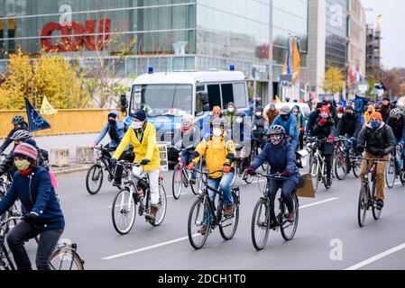 Berlin, Deutschland. November 2020. Deutschland, Berlin, 21. November 2020: Aktivisten sind vor dem Konrad-Adenauer-Haus, dem CDU-Bundesamt, bei einer Radtour für einen klimafreundlichen verkehrspolitischen Wandel und gegen die Räumung des Dannenroeder-Waldes in Hessen zu sehen. Umweltgruppen fordern einen sofortigen Stopp des Baus der geplanten Autobahn A49 sowie den laufenden Polizeieinsatz der Räumungen von Aktivisten im Zuge der Abholzung des Dannenroeder Waldes. (Foto: Jan Scheunert/Sipa USA) Quelle: SIPA USA/Alamy Live News Stockfoto