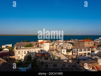 Hochwinkelansicht der Altstadt mit Steinhäusern, Lamu County, Lamu, Kenia Stockfoto