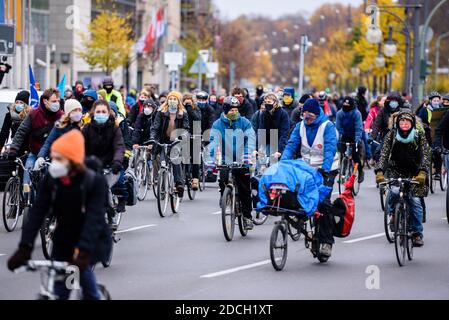 Berlin, Deutschland. November 2020. Deutschland, Berlin, 21. November 2020: Aktivisten sind vor dem Konrad-Adenauer-Haus, dem CDU-Bundesamt, bei einer Radtour für einen klimafreundlichen verkehrspolitischen Wandel und gegen die Räumung des Dannenroeder-Waldes in Hessen zu sehen. Umweltgruppen fordern einen sofortigen Stopp des Baus der geplanten Autobahn A49 sowie den laufenden Polizeieinsatz der Räumungen von Aktivisten im Zuge der Abholzung des Dannenroeder Waldes. (Foto: Jan Scheunert/Sipa USA) Quelle: SIPA USA/Alamy Live News Stockfoto