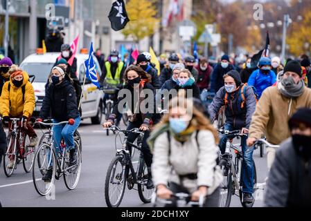 Berlin, Deutschland. November 2020. Deutschland, Berlin, 21. November 2020: Aktivisten sind vor dem Konrad-Adenauer-Haus, dem CDU-Bundesamt, bei einer Radtour für einen klimafreundlichen verkehrspolitischen Wandel und gegen die Räumung des Dannenroeder-Waldes in Hessen zu sehen. Umweltgruppen fordern einen sofortigen Stopp des Baus der geplanten Autobahn A49 sowie den laufenden Polizeieinsatz der Räumungen von Aktivisten im Zuge der Abholzung des Dannenroeder Waldes. (Foto: Jan Scheunert/Sipa USA) Quelle: SIPA USA/Alamy Live News Stockfoto