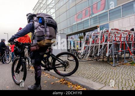 Berlin, Deutschland. November 2020. Deutschland, Berlin, 21. November 2020: Aktivisten sind vor dem Konrad-Adenauer-Haus, dem CDU-Bundesamt, bei einer Radtour für einen klimafreundlichen verkehrspolitischen Wandel und gegen die Räumung des Dannenroeder-Waldes in Hessen zu sehen. Umweltgruppen fordern einen sofortigen Stopp des Baus der geplanten Autobahn A49 sowie den laufenden Polizeieinsatz der Räumungen von Aktivisten im Zuge der Abholzung des Dannenroeder Waldes. (Foto: Jan Scheunert/Sipa USA) Quelle: SIPA USA/Alamy Live News Stockfoto