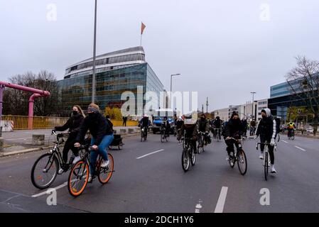 Berlin, Deutschland. November 2020. Deutschland, Berlin, 21. November 2020: Aktivisten sind vor dem Konrad-Adenauer-Haus, dem CDU-Bundesamt, bei einer Radtour für einen klimafreundlichen verkehrspolitischen Wandel und gegen die Räumung des Dannenroeder-Waldes in Hessen zu sehen. Umweltgruppen fordern einen sofortigen Stopp des Baus der geplanten Autobahn A49 sowie den laufenden Polizeieinsatz der Räumungen von Aktivisten im Zuge der Abholzung des Dannenroeder Waldes. (Foto: Jan Scheunert/Sipa USA) Quelle: SIPA USA/Alamy Live News Stockfoto
