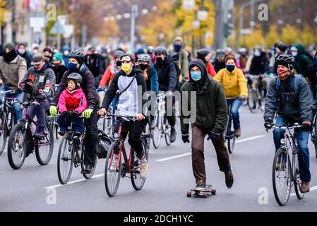 Berlin, Berlin, Deutschland. November 2020. Vor dem Konrad-Adenauer-Haus, dem CDU-Bundesamt, sind Aktivisten bei einer Radtour für einen klimafreundlichen verkehrspolitischen Wandel und gegen die Rodung des hessischen Dannenroeder-Waldes zu sehen. Umweltgruppen fordern einen sofortigen Stopp des Baus der geplanten Autobahn A49 sowie den laufenden Polizeieinsatz der Räumungen von Aktivisten im Zuge der Abholzung des Dannenroeder Waldes. Quelle: Jan Scheunert/ZUMA Wire/Alamy Live News Stockfoto