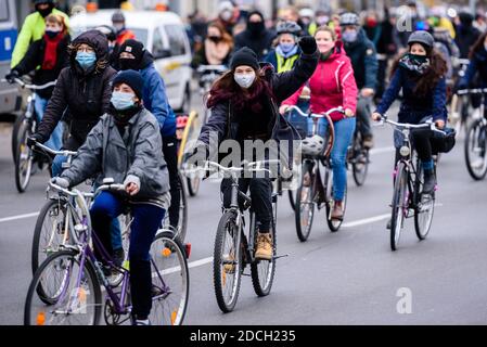 Berlin, Berlin, Deutschland. November 2020. Vor dem Konrad-Adenauer-Haus, dem CDU-Bundesamt, sind Aktivisten bei einer Radtour für einen klimafreundlichen verkehrspolitischen Wandel und gegen die Rodung des hessischen Dannenroeder-Waldes zu sehen. Umweltgruppen fordern einen sofortigen Stopp des Baus der geplanten Autobahn A49 sowie den laufenden Polizeieinsatz der Räumungen von Aktivisten im Zuge der Abholzung des Dannenroeder Waldes. Quelle: Jan Scheunert/ZUMA Wire/Alamy Live News Stockfoto