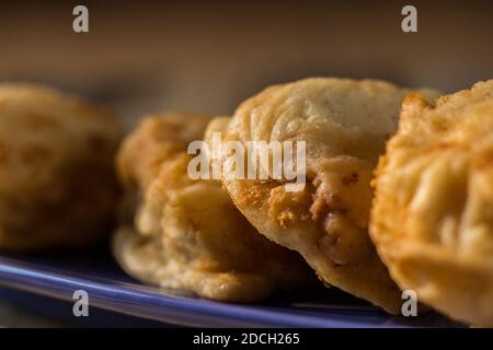 Nahaufnahme von gebratenem Kabeljau serviert auf handbemalten blauen Teller. Weihnachtsrezept. Stockfoto