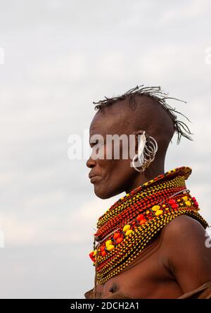 Porträt einer Turkana-Stammesfrau mit großen Ohrringen und Halsketten, Rift Valley Province, Turkana Lake, Kenia Stockfoto