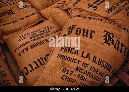 VEREINIGTE STAATEN / Kalifornien / Oakland /Coffee Style /Kaffeebohnen Säcke Stapel von Sackleinen Säcken mit Kaffeebohnen im Lager. Stockfoto