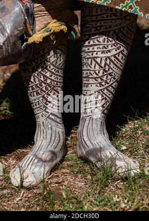 Kikuyu Stamm Frau Füße mit traditionellen Make-up, Laikipia County, Thomson Wasserfälle, Kenia Stockfoto