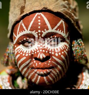 Kikuyu Stammesfrau mit traditionellem Make-up, Laikipia County, Thomson Wasserfälle, Kenia Stockfoto