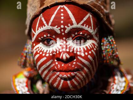 Kikuyu Stammesfrau mit traditionellem Make-up, Laikipia County, Thomson Wasserfälle, Kenia Stockfoto