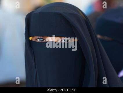 Junge muslimische Frau in Burka, Lamu County, Lamu, Kenia Stockfoto