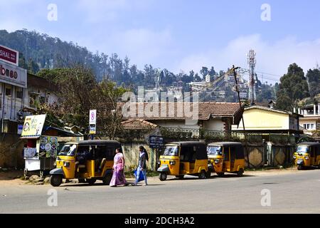 Ooty, Tamil Nadu, Indien - Januar, 2017: Geparkt gelben drei Räder genannt Tuk Tuk entlang der Straße und warten auf Menschen. Stockfoto