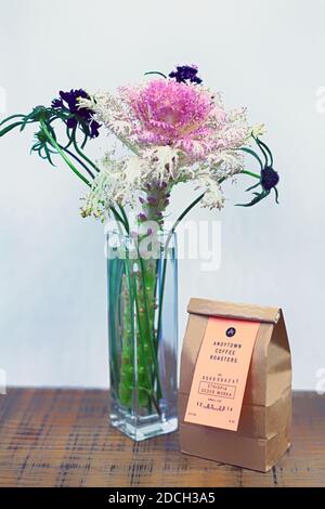 VEREINIGTE STAATEN / Kalifornien / San Francisco /Artisan Kaffeespezialität mit Blumen in Vase auf Holztisch Stockfoto