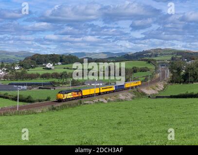 Eine Colas Railfreight Lok der Baureihe 37 37219 im Westen Küstenlinie mit einem Network Rail Infrastructure Monitoring Train Stockfoto