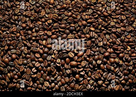 Nahaufnahme von frisch gerösteten Kaffeebohnen Stockfoto