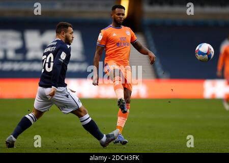 21. November 2020; The Den, Bermondsey, London, England; English Championship Football, Millwall Football Club gegen Cardiff City; Leandro Bacuna von Cardiff City beim Überqueren des Balls mit Mason Bennett von Millwall Markierung Stockfoto