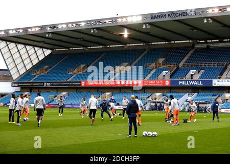 21. November 2020; The Den, Bermondsey, London, England; English Championship Football, Millwall Football Club gegen Cardiff City; Cardiff City Spieler wärmen sich vor dem Anpfiff auf Stockfoto