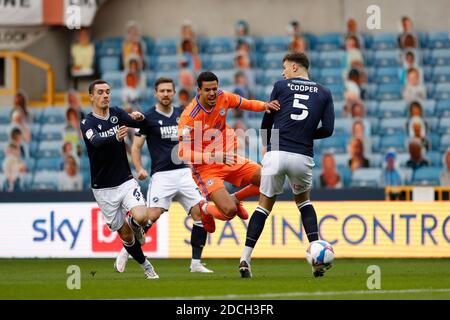 21. November 2020; The Den, Bermondsey, London, England; English Championship Football, Millwall Football Club gegen Cardiff City; Jake Cooper von Millwall fordert Robert Glatzel von Cardiff City heraus Stockfoto