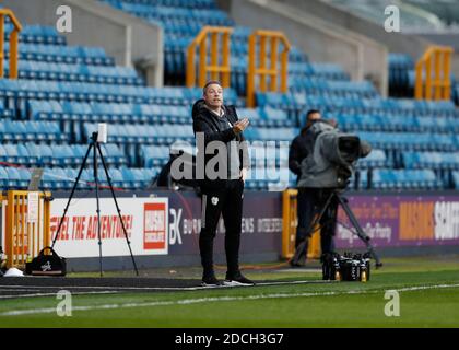 21. November 2020; The Den, Bermondsey, London, England; English Championship Football, Millwall Football Club gegen Cardiff City; Cardiff City Manager Neil Harris ruft Anweisungen aus der Touchline Stockfoto