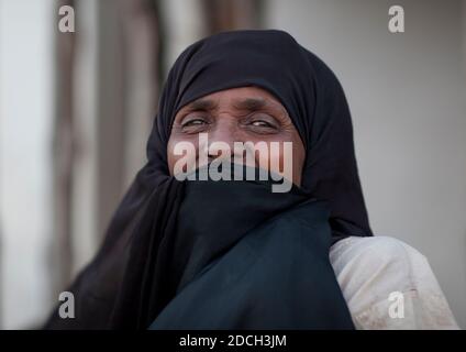 Ältere muslimische Frau mit dem Mund versteckt durch Schleier, Lamu County, Lamu, Kenia Stockfoto