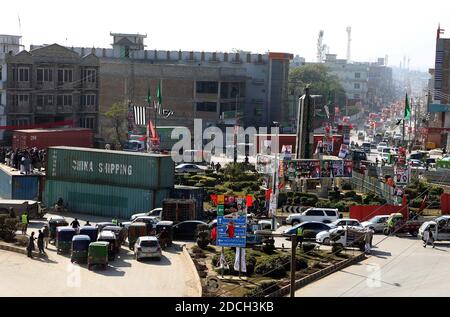 Ansicht der Vorbereitungen die Arbeiten für die öffentliche Versammlung der Pakistan Democratic Movement (PDM) kommen voran, auf der Ringstraße in Peshawar am Samstag, 21. November 2020. Stockfoto