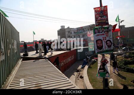 Ansicht der Vorbereitungen die Arbeiten für die öffentliche Versammlung der Pakistan Democratic Movement (PDM) kommen voran, auf der Ringstraße in Peshawar am Samstag, 21. November 2020. Stockfoto