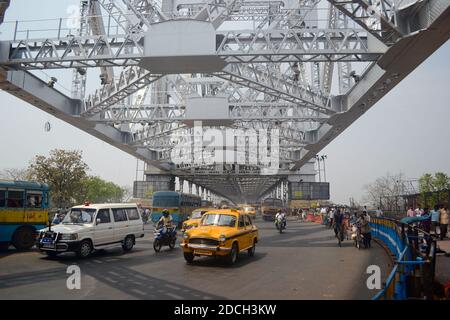 Kolkata, Indien - März 2014: Autos, Motorräder und andere Transportfahrzeuge auf der Howrah-Brücke Stockfoto