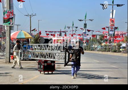 Ansicht der Vorbereitungen die Arbeiten für die öffentliche Versammlung der Pakistan Democratic Movement (PDM) kommen voran, auf der Ringstraße in Peshawar am Samstag, 21. November 2020. Stockfoto