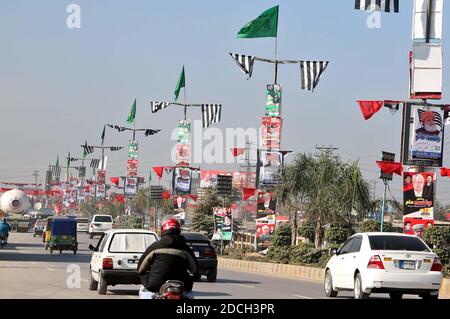 Ansicht der Vorbereitungen die Arbeiten für die öffentliche Versammlung der Pakistan Democratic Movement (PDM) kommen voran, auf der Ringstraße in Peshawar am Samstag, 21. November 2020. Stockfoto