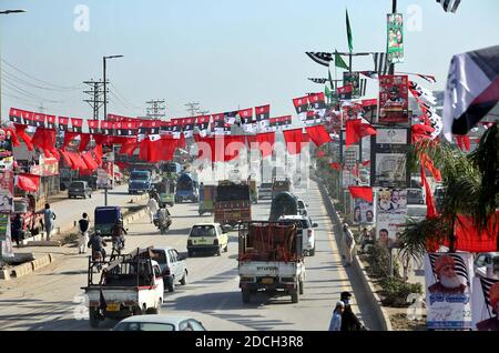 Ansicht der Vorbereitungen die Arbeiten für die öffentliche Versammlung der Pakistan Democratic Movement (PDM) kommen voran, auf der Ringstraße in Peshawar am Samstag, 21. November 2020. Stockfoto