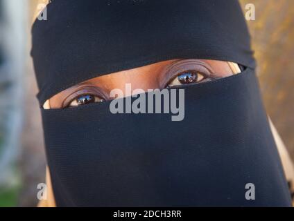 Junge muslimische Frau in Burka, Lamu County, Lamu, Kenia Stockfoto