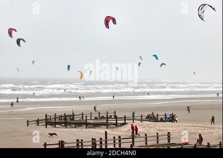 St. Peter Ording, Deutschland. November 2020. Wanderer und Wassersportler trotzen Wind und Regen. Quelle: Georg Wendt/dpa/Alamy Live News Stockfoto