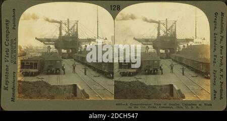 Eine umfassende Ansicht von kleineren Uploadern bei der Arbeit auf dem Ruder Docks, Conneaut, Ohio., Keystone View Company, Ohio Stockfoto