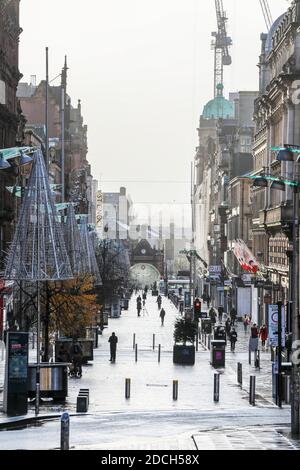 Glasgow, Großbritannien. Am ersten Tag der Scottish Executives Tier 4 Lockdown Direktive, Glasgow Stadtzentrum, insbesondere Buchanan Street, normalerweise ein geschäftiges und pulsierendes Einkaufsviertel, Es war fast menschenleer, die meisten Geschäfte waren geschlossen und vernagelt und nur ein paar offene Geschäfte, die wichtige Sachen verkauften, und Kunden, die normalerweise ein Café oder Restaurant besuchten, mussten sich mit einem Take Away abfinden. Mit Reisebeschränkungen in Kraft, Queen Street Bahnhof und Glasgow Central Stationen waren fast leer von Pendlern. Kredit: Findlay / Alamy Stockfoto