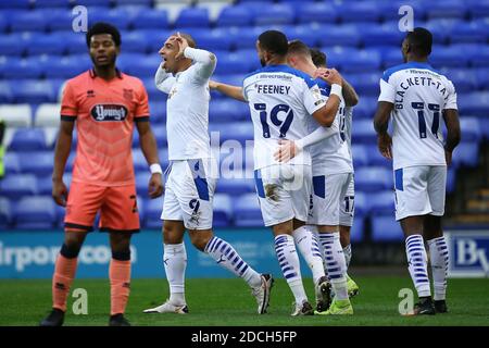 BIRKENHEAD, ENGLAND. 21. NOVEMBER Tranmeres James Vaughan feiert seinen 1-0. Platz im Sky Bet League 2 Spiel zwischen Tranmere Rovers und Grimsby Town im Prenton Park, Birkenhead am Samstag, 21. November 2020. (Kredit: Chris Donnelly, MI News) Kredit: MI Nachrichten & Sport /Alamy Live Nachrichten Stockfoto