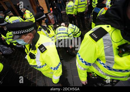 Liverpool, Großbritannien. November 2020. Demonstranten versammeln sich im Stadtzentrum von Liverpool und marschieren durch die Straßen, um ihre Unzufriedenheit mit den britischen Sperrmaßnahmen und der Reaktion der Regierung auf COVID-19 zu zeigen. Die Spannungen steigen, wenn Demonstranten mit der Polizei zusammenstoßen. Quelle: Callum Fraser/Alamy Live News Stockfoto