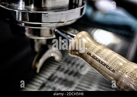 Nahaufnahme von kundenspezifischen Espressomaschinen Portafilter Griff aus Holz Stockfoto