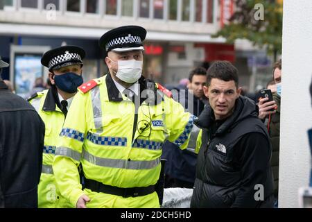 Liverpool, Großbritannien. November 2020. Demonstranten versammeln sich im Stadtzentrum von Liverpool und marschieren durch die Straßen, um ihre Unzufriedenheit mit den britischen Sperrmaßnahmen und der Reaktion der Regierung auf COVID-19 zu zeigen. Die Spannungen steigen, wenn Demonstranten mit der Polizei zusammenstoßen. Quelle: Callum Fraser/Alamy Live News Stockfoto