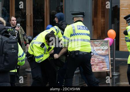 Liverpool, Großbritannien. November 2020. Demonstranten versammeln sich im Stadtzentrum von Liverpool und marschieren durch die Straßen, um ihre Unzufriedenheit mit den britischen Sperrmaßnahmen und der Reaktion der Regierung auf COVID-19 zu zeigen. Die Spannungen steigen, wenn Demonstranten mit der Polizei zusammenstoßen. Quelle: Callum Fraser/Alamy Live News Stockfoto