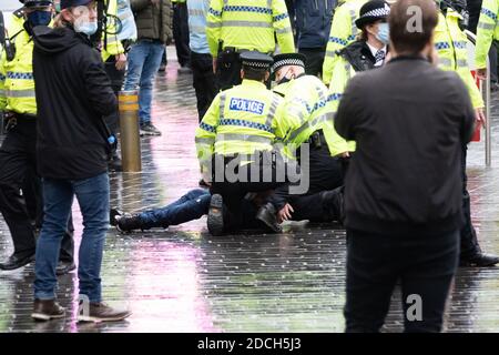Liverpool, Großbritannien. November 2020. Demonstranten versammeln sich im Stadtzentrum von Liverpool und marschieren durch die Straßen, um ihre Unzufriedenheit mit den britischen Sperrmaßnahmen und der Reaktion der Regierung auf COVID-19 zu zeigen. Die Spannungen steigen, wenn Demonstranten mit der Polizei zusammenstoßen. Quelle: Callum Fraser/Alamy Live News Stockfoto