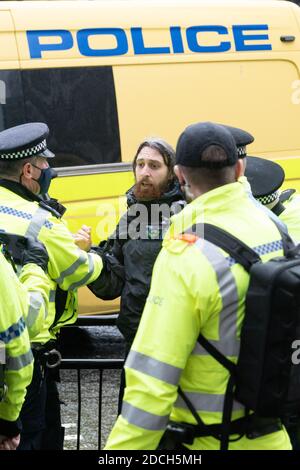 Liverpool, Großbritannien. November 2020. Demonstranten versammeln sich im Stadtzentrum von Liverpool und marschieren durch die Straßen, um ihre Unzufriedenheit mit den britischen Sperrmaßnahmen und der Reaktion der Regierung auf COVID-19 zu zeigen. Die Spannungen steigen, wenn Demonstranten mit der Polizei zusammenstoßen. Quelle: Callum Fraser/Alamy Live News Stockfoto