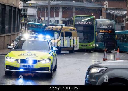 Liverpool, Großbritannien. November 2020. Demonstranten versammeln sich im Stadtzentrum von Liverpool und marschieren durch die Straßen, um ihre Unzufriedenheit mit den britischen Sperrmaßnahmen und der Reaktion der Regierung auf COVID-19 zu zeigen. Die Spannungen steigen, wenn Demonstranten mit der Polizei zusammenstoßen. Quelle: Callum Fraser/Alamy Live News Stockfoto