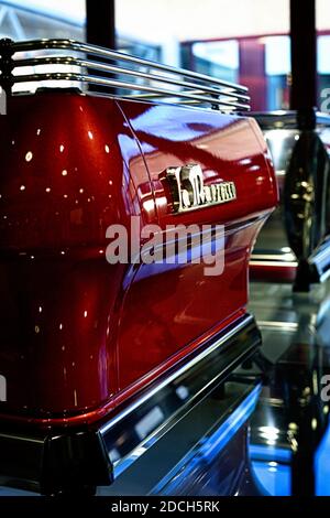 ITALIEN / Florenz / La Marzocco / Coffee Style/Rot maßgeschneiderte La Marzocco Espressomaschine.der Ferrari von Espressomaschinen. Stockfoto