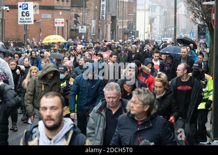 Liverpool, Großbritannien. November 2020. Demonstranten versammeln sich im Stadtzentrum von Liverpool und marschieren durch die Straßen, um ihre Unzufriedenheit mit den britischen Sperrmaßnahmen und der Reaktion der Regierung auf COVID-19 zu zeigen. Die Spannungen steigen, wenn Demonstranten mit der Polizei zusammenstoßen. Quelle: Callum Fraser/Alamy Live News Stockfoto