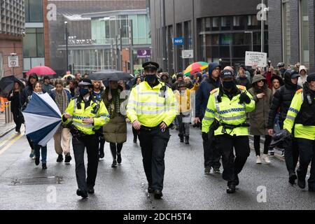 Liverpool, Großbritannien. November 2020. Demonstranten versammeln sich im Stadtzentrum von Liverpool und marschieren durch die Straßen, um ihre Unzufriedenheit mit den britischen Sperrmaßnahmen und der Reaktion der Regierung auf COVID-19 zu zeigen. Die Spannungen steigen, wenn Demonstranten mit der Polizei zusammenstoßen. Quelle: Callum Fraser/Alamy Live News Stockfoto