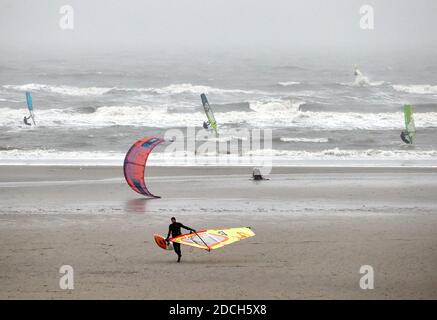 St. Peter Ording, Deutschland. November 2020. Wind- und Kitesurfer trotzen Wind und Regen und genießen die Wellen. Quelle: Georg Wendt/dpa/Alamy Live News Stockfoto