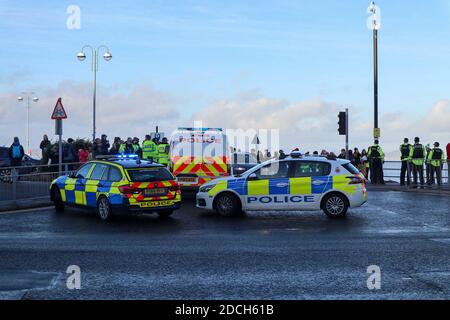 Morecambe Lancashire, Großbritannien. November 2020. Die Polizei bricht am Samstagnachmittag einen Anti-COVID-Protest in Morecambe auf, nachdem sie mindestens eine Verhaftung durchgeführt hat.Quelle: PN News/Alamy Live News Stockfoto